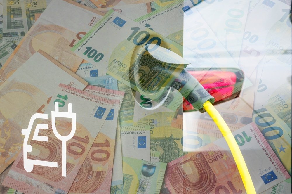 Background,With,Money,And,Charger,For,Electric,Cars,,Economical,Driving,